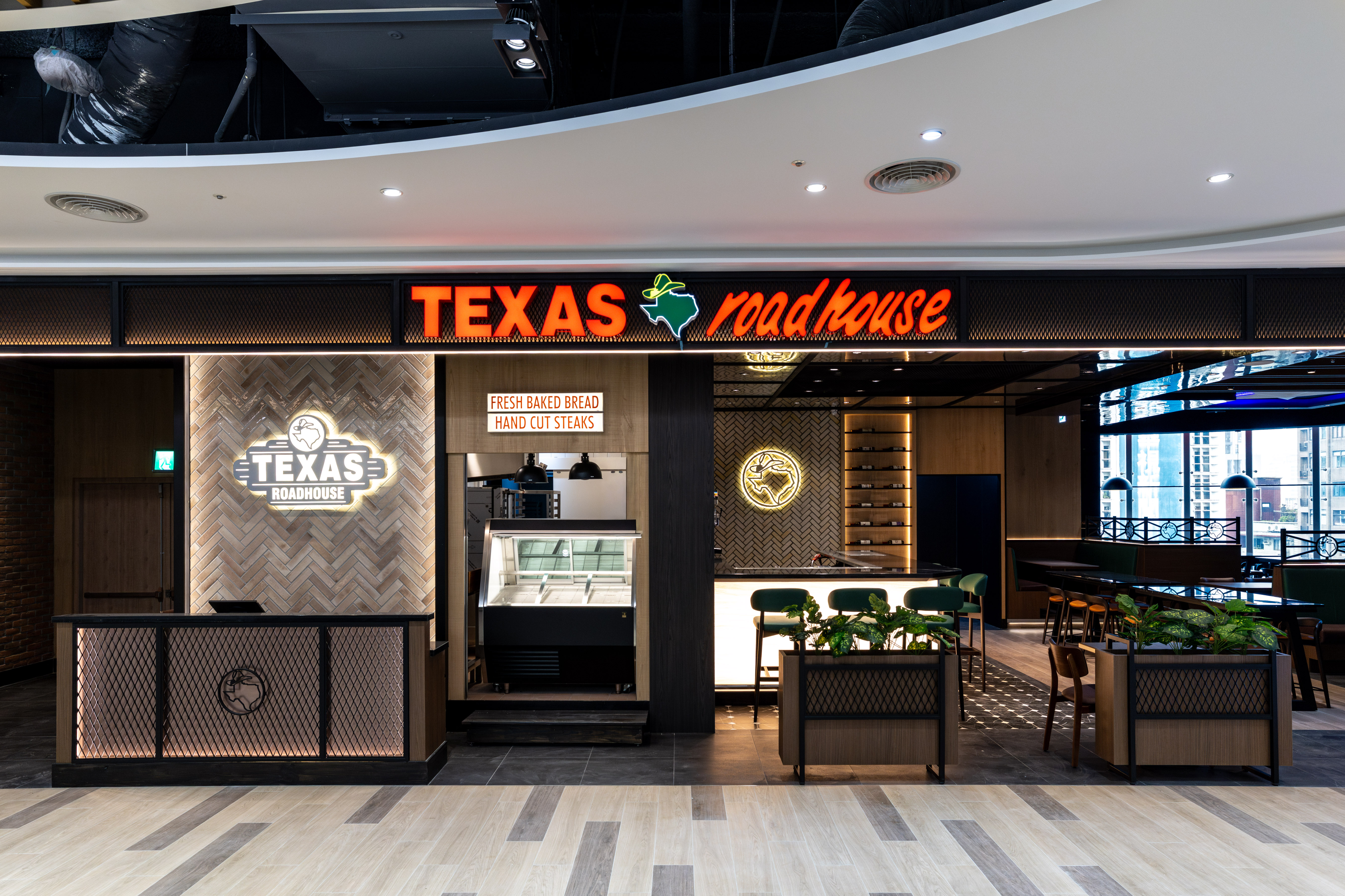 開展大巨蛋絕美「SALT&STONE」、都會時尚風「Texas Roadhouse」強勢來襲
